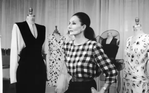 Jacqueline de Ribes, diseñadora, supervisa la confección de un vestido de lunares y otro estampado floral.