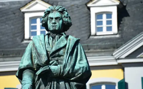 Pomnik Beethovena, który mimo że był głuchy, tworzył wspaniałą muzykę. Patrzy z powagą na świat.
