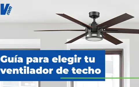 Guía para elegir tu ventilador de techo. Un ventilador moderno de seis aspas de madera oscura cuelga del techo, con una luz integrada.