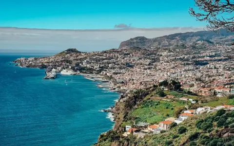 Widok na Funchal, Madera. Wrzesień to idealny czas na zwiedzanie, gdy temperatura jest przyjemna, a słońce świeci nad miastem i oceanem.
