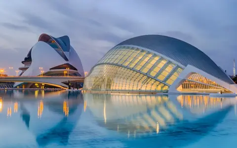 Futuristische Architektur in Valencia, Spanien, mit reflektierenden Wassern. Ein Muss für jeden, der die spanien highlights erleben möchte.