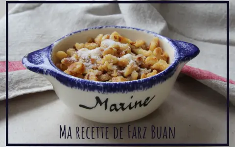 Un délicieux dessert rapide dernière minute, des morceaux dorés saupoudrés de sucre dans un bol personnalisé.