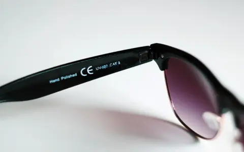 Okulary przeciwsłoneczne z oznaczeniem CE, UV400, CAT 3. Zwróć uwagę na jakość wykonania, np. "Hand Polished".