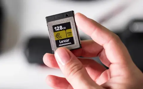 Dłoń trzyma kartę pamięci Lexar Professional 128GB CFexpress B, jedną z najszybszych klas kart pamięci.