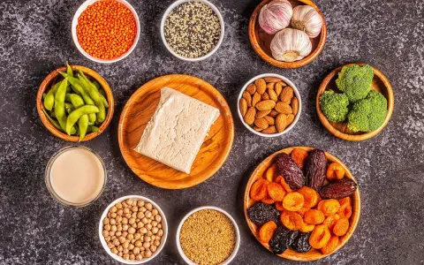 Kompozycja produktów bogatych w estrogen: soczewica, edamame, migdały, siemię lniane, ciecierzyca, sezam, brokuły, daktyle, morele, śliwki, czosnek, tahini.