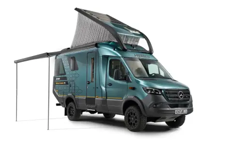 Turkusowy kamper Hymer Venture S z rozkładanym dachem i panelami słonecznymi, gotowy na przygodę.
