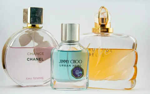 Elegancka klasyczna kolekcja perfum: Chanel Chance Eau Tendre, Jimmy Choo Urban Hero i Estee Lauder Beautiful Belle.