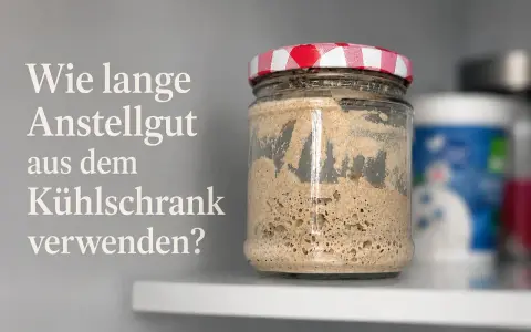 Ein Glas mit Sauerteig, bereit, um das Anstellgut aus dem Kühlschrank zu verwenden.