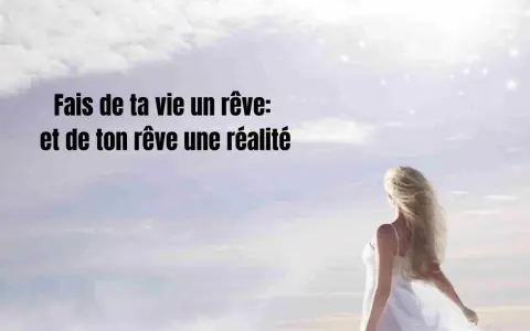 Une femme en robe blanche regarde un ciel étoilé, inspirée par le message : "Fais de ta vie un rêve et de ton rêve une réalité".