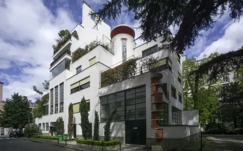 La rue Mallet Stevens, une icône de l'architecture moderne, se dévoile sous un ciel bleu. Ses lignes épurées et ses terrasses végétalisées invitent à la contemplation.