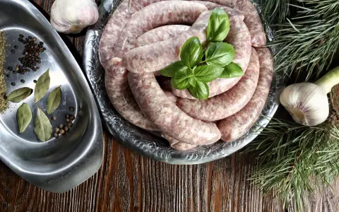 Jak gotować białą kiełbasę, aby była soczysta i pełna smaku