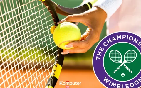Dłoń trzyma piłkę tenisową przy rakiecie. Logo Wimbledonu sugeruje, gdzie oglądać emocjonujące mecze.