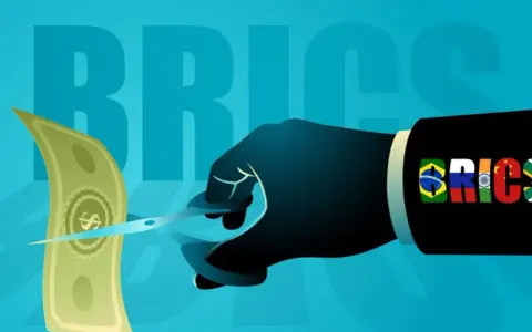 Ręka w garniturze z flagami BRICS przecina dolara, symbolizując nową walutę BRICS.