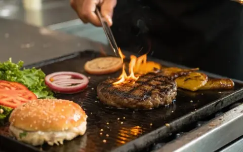 Idealny kotlet na burgera z patelni: sekrety soczystości i smaku