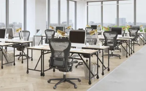 Bureau moderne avec postes de travail alignés, illustrant l'avantage open space pour la collaboration et la flexibilité.