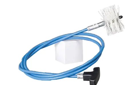 Cepillo para limpiar tubos de estufa de pellets. Mango en T negro, cable azul y cepillo blanco.