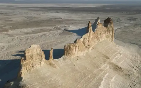 Formazioni rocciose bianche e imponenti nel deserto del **Kazakistan, dove si trova** questo paesaggio surreale.