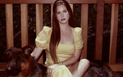 Lana Del Rey w żółtej sukience z psami, czekając na nowy album.