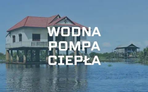 Dom na palach nad wodą, z napisem "WODNA POMPA CIEPŁA".