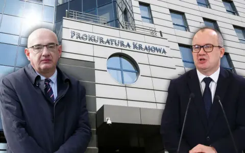 Dwóch mężczyzn przed budynkiem Prokuratury Krajowej. Jeden w płaszczu, drugi w garniturze. Czyżby szykował się zamach stanu?
