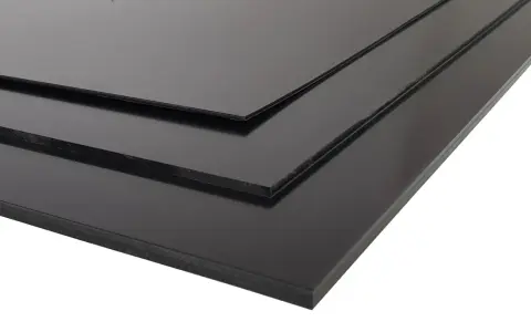 Drei schwarze Styrolplatten liegen übereinander. Sie sind glatt und glänzend und eignen sich für verschiedene Bastelprojekte.