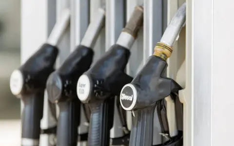 Dysze na stacji paliw. Jedna z nich wyraźnie oznaczona jako "Diesel", wskazująca na rodzaj paliwa.