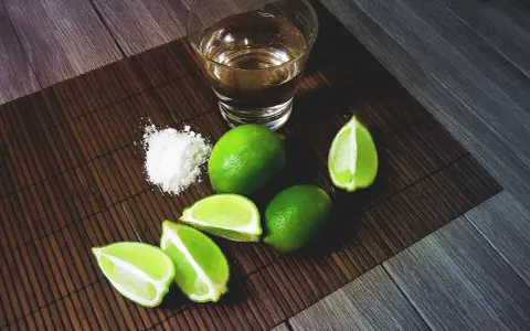 Tequila Sierra, jak pić? Kieliszek złocistego alkoholu, garść soli i soczyste limonki – idealny zestaw na wieczór.