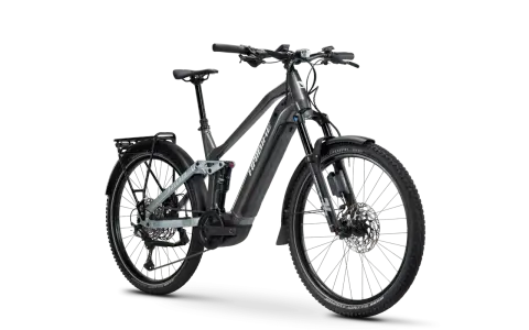 Haibike ADVENTR 11 ABS E-Bike mit Federung und Gepäckträger vor schwarzem Hintergrund.