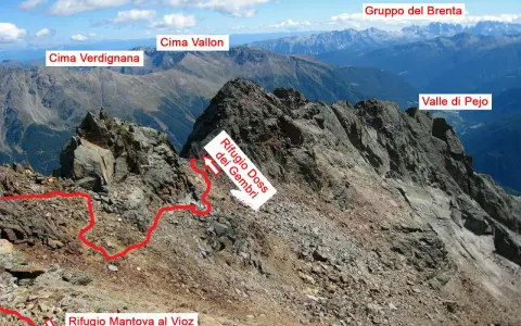 Sentiero segnato in rosso verso il Rifugio Mantova al Vioz, con vista sulle cime Verdignana e Vallon e la Valle di Pejo.