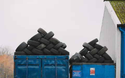 Stosy opon czekają na recykling. Recykling opon opłacalność to klucz do zrównoważonego rozwoju.