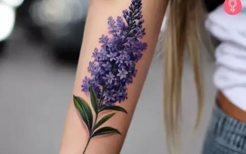 Un tatuaje de lavanda en el brazo, simbolizando serenidad y devoción.