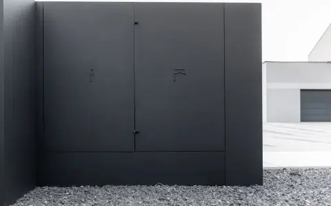 Estetyczne ukrycie skrzynki elektrycznej w ogrodzeniu: Jak to zrobić?