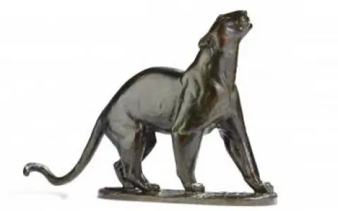Panthère en bronze, œuvre de Guiraud Riviere, le regard levé vers le ciel, dans une pose majestueuse.