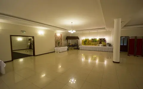 Elegancka sala bankietowa w Dworku Kasztelan Serokomla, gotowa na przyjęcie gości.
