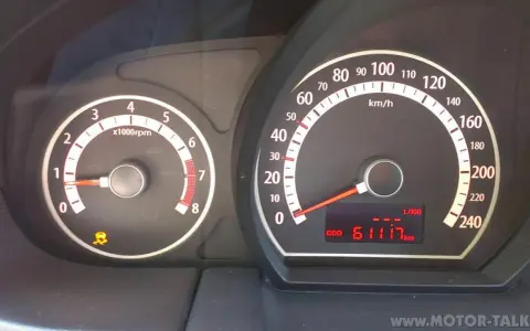 Armaturenbrett mit Tachometer und Drehzahlmesser. Die ESP-Leuchte ist an, was auf eine mögliche Bedeutung für die Fahrstabilität hinweist.