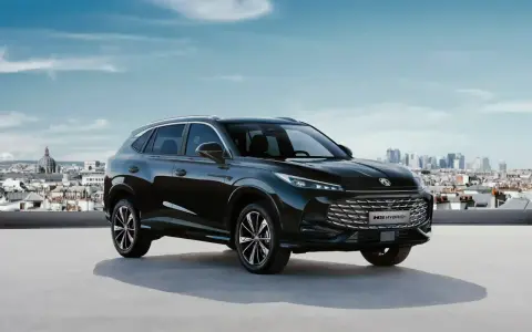Czarny MG HS Hybrid+ na tle miasta. Nowoczesny SUV z napędem hybrydowym gotowy na miejskie wyzwania.