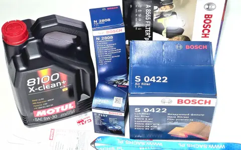 Butelka oleju Motul 8100 X-clean+ 5W-30 i filtry Bosch: paliwa, powietrza i oleju.