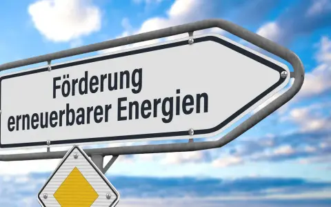 Wegweiser zeigt "Förderung erneuerbarer Energien" in den Himmel.