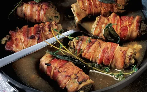 Herzhafte Involtini, in Speck gewickelt und in einer Pfanne mit Kräutern geschmort – das beste Involtini Rezept für Genießer.