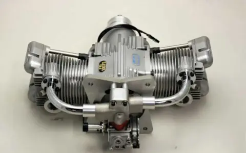 Zwei Zylinder-Motor, Modell Saito FG 41TS, mit Kühlrippen und Auspuffkrümmern.