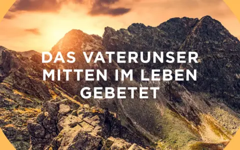 Majestätische Berge im Sonnenuntergang, mit dem Text "Das Vaterunser mitten im Leben gebetet".