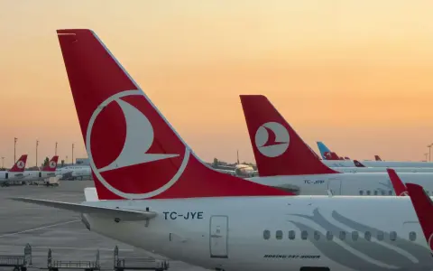 Samoloty Turkish Airlines na lotnisku. W tle zachód słońca, idealny czas na podróż z bagażem podręcznym.