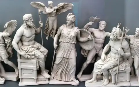 Rzeźby bogów greckich, ukazujące sceny walki i triumfu, odzwierciedlają mitologizację w literaturze, inspirując opowieści o potędze i boskich interwencjach.