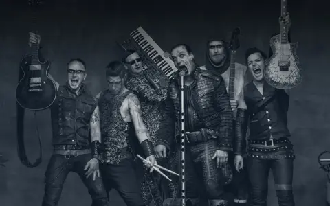 Rammstein-Bandmitglieder mit Instrumenten, schwarz-weiß.