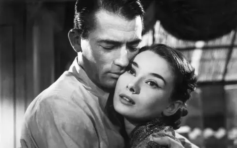 Gregory Peck obejmuje Audrey Hepburn. Ich spojrzenia mówią o miłości, jak Wenus w Lwie, pełnej pasji i odwagi.