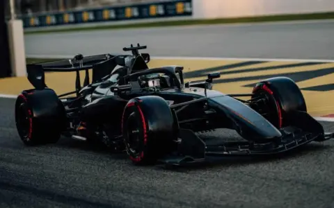 Coche de F1 Aston Martin negro con detalles rojos, listo para la presentación Aston Martin 2026.
