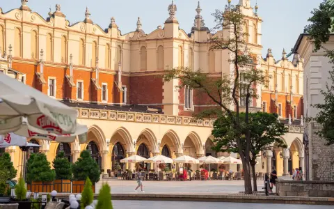Sukiennice na Rynku Głównym w Krakowie. Idealne miejsce, by zacząć zwiedzanie Krakowa i poczuć jego atmosferę.