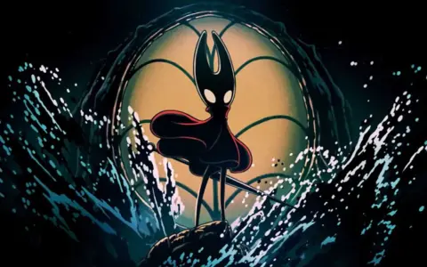 Hornet, con su capa roja ondeando, se alza sobre una roca rodeada de salpicaduras de agua. El fondo evoca la atmósfera de Silksong DLC.