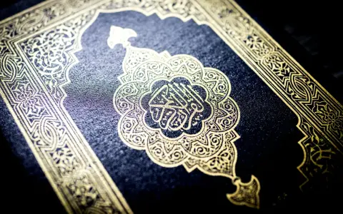 Ein prachtvoller Koran mit goldenen Verzierungen, die an die mystische Welt des Dschinn im Islam erinnern.