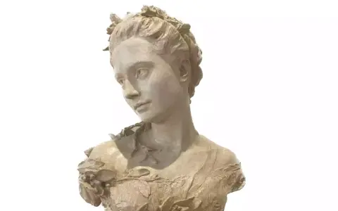 Buste en terre cuite d'une jeune femme couronnée de fleurs, œuvre d'un sculpteur français.